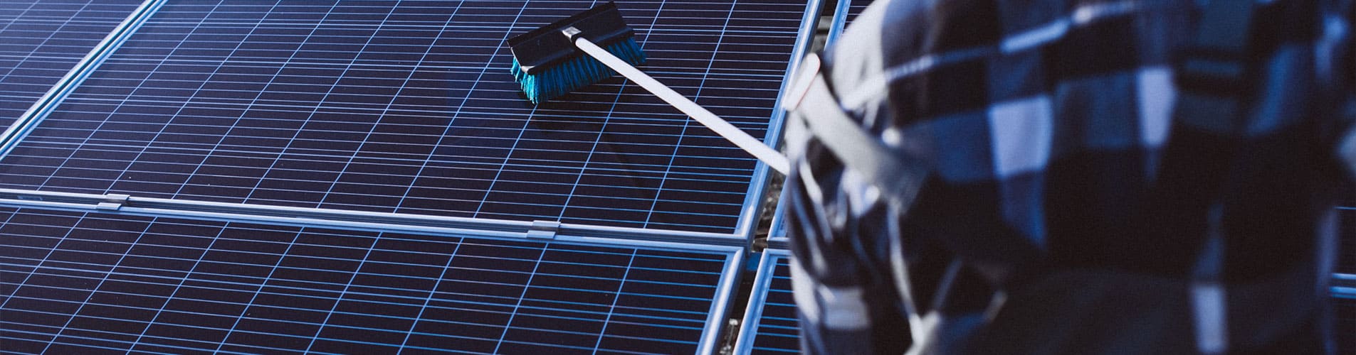 Mit einer Reinigung der Sonnenkollektoren wird die Effizienz gehalten