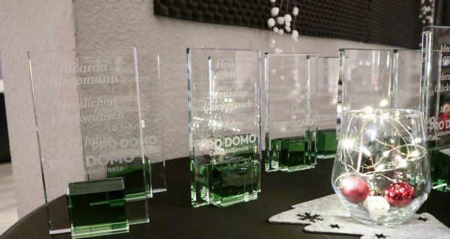 Ein Fest der Treue: pro domo feiert langjährige Mitarbeiter/innen bei der Weihnachtsfeier 2025